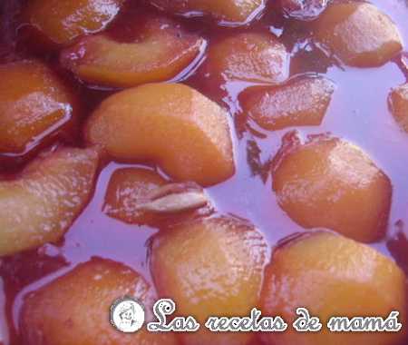 Ciruelas en almíbar de cardamomo