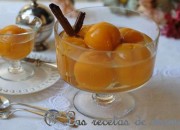 Melocotones con vino, miel y canela