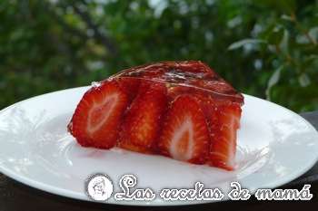 Postre de fresones con gelatina de cava