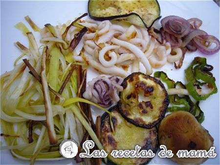 Parrillada de verduras con spaghetti de calamar