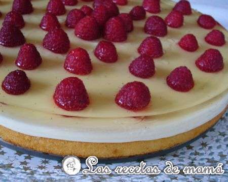 Tarta de gelatina de leche con frambuesas