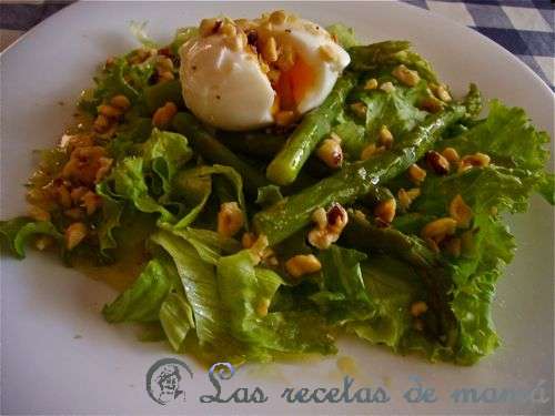 Ensalada templada de espárragos con vinagreta de avellanas