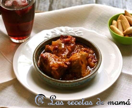 atún en salsa de cebolla, tomate y pimientos