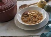Alubias de la Granja con verduritas y jamón en cocotte