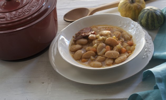 Alubias de la Granja con verduritas y jamón en cocotte