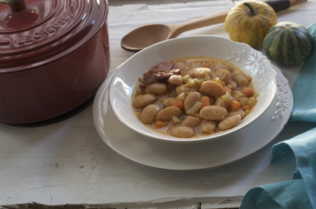 Alubias de la Granja con verduritas y jamón en cocotte