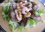 Ensalada templada con setas y langostinos