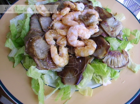 Ensalada templada con setas y langostinos