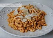 Espirales con salsa de piñones y almendras al Parmesano