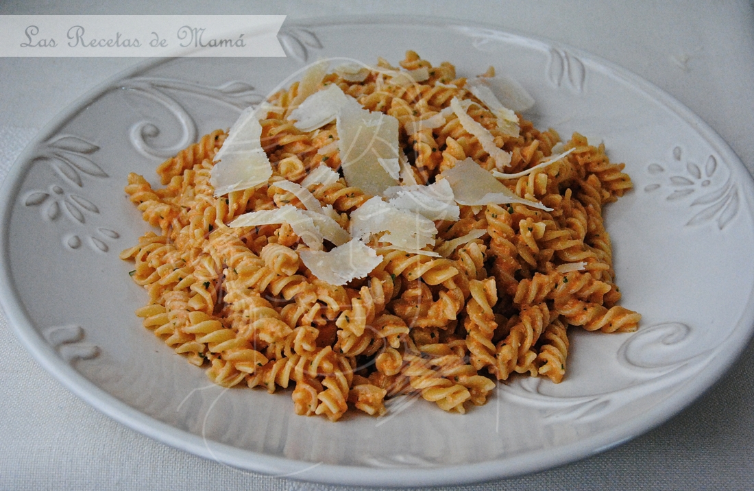 Espirales con salsa de piñones y almendras al Parmesano