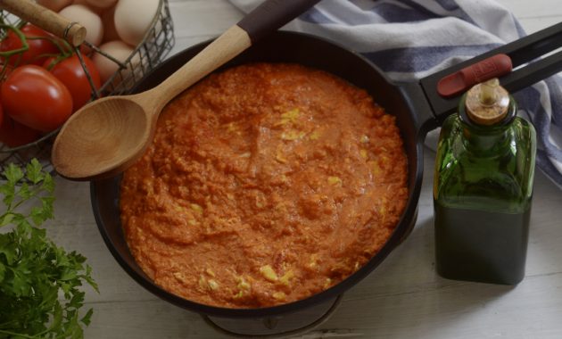 Tomate revuelto con huevo