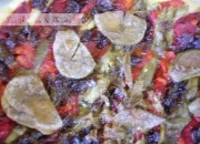 Coca de escalivada, cebollas confitadas y foie
