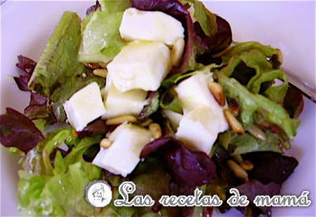 Ensalada de quesitos de cabra y piñones