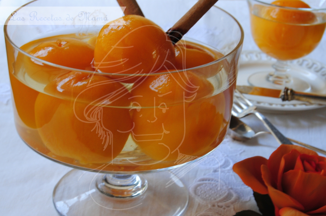 Melocotones con vino, miel y canela