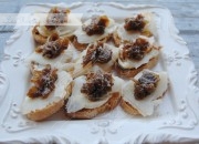 canapés de bacalao ahumado y cebolla caramelizada