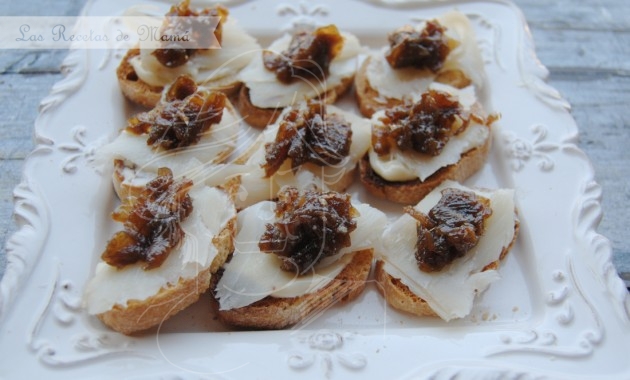 canapés de bacalao ahumado y cebolla caramelizada