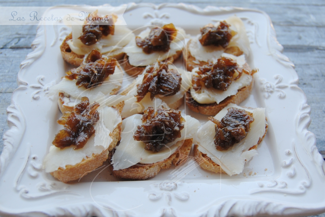 canapés de bacalao ahumado y cebolla caramelizada