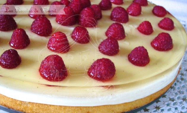 Tarta de gelatina de leche con frambuesas