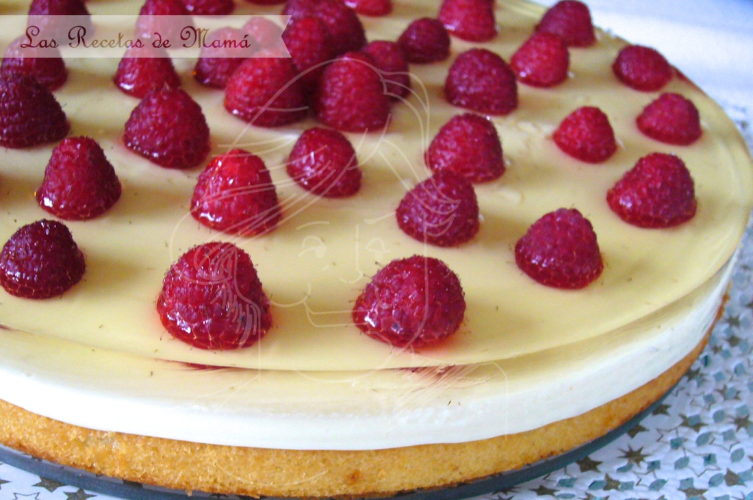 Tarta de gelatina de leche con frambuesas
