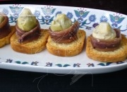 Canapés de anchoas y alcachofitas