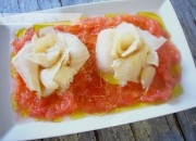 Rosas de bacalao sobre cama de tomate