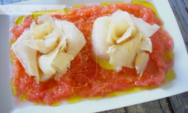 Rosas de bacalao sobre cama de tomate