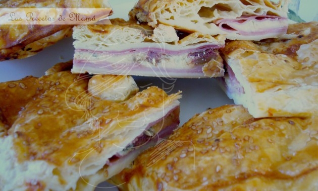 Empanada de jamón, queso y dátiles
