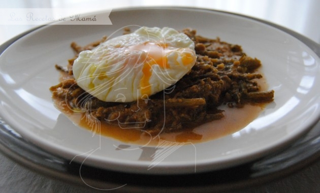 Tagarninas esparragadas con huevo poché