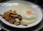 Crema de patata con salteado de setas de cardo y huevo poché