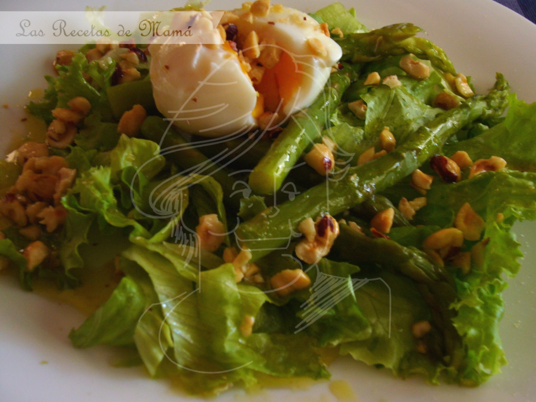 Ensalada templada de espárragos con vinagreta de avellanas