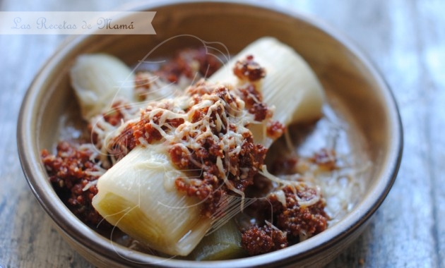 Puerros gratinados con pesto rojo
