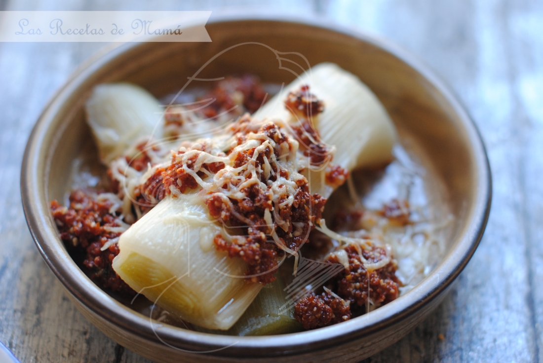 Puerros gratinados con pesto rojo