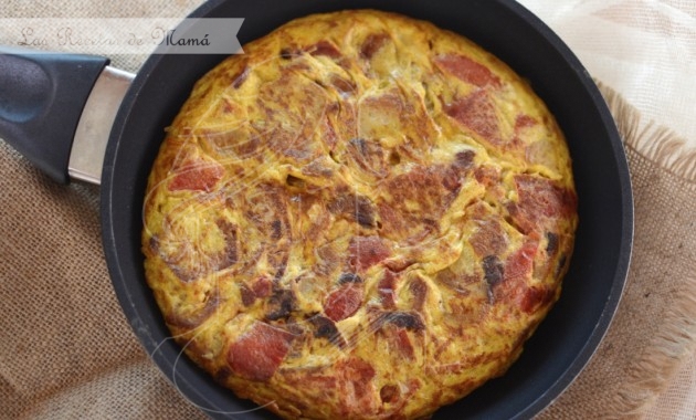 Tortilla de patatas y pimientos rojos asados