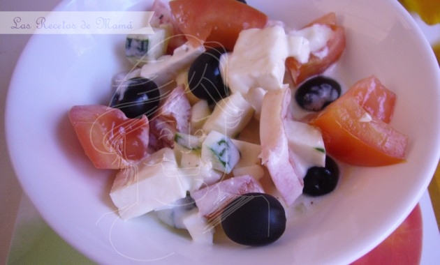 Ensalada griega con salsa tzatziki