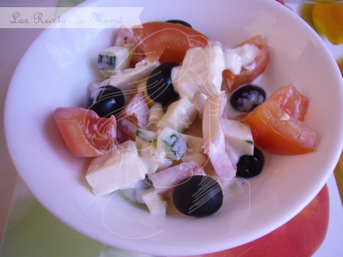 Ensalada griega con salsa tzatziki