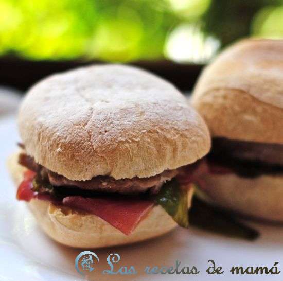 Bocadillo sin gluten de lomo, jamón y pimientos