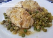 Cazuela de corvina con guisantes