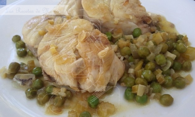 Cazuela de corvina con guisantes
