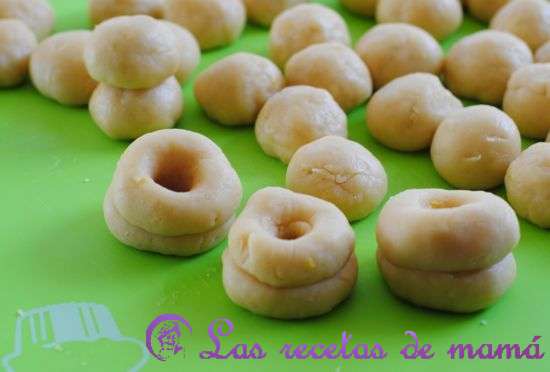 roscos fritos rebozados en azúcar y canela