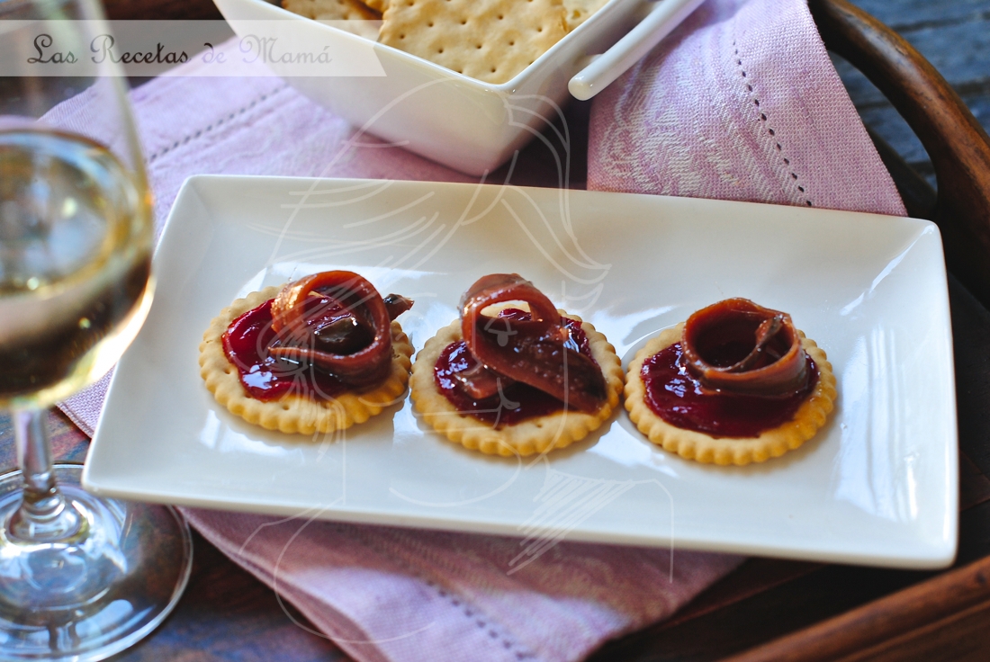 Anchoas sobre pimientos del piquillo caramelizados
