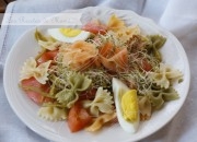 Ensalada fresca de pasta y salmón
