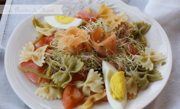 Ensalada fresca de pasta y salmón