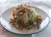 Timbal de hortalizas y pollo con vinagreta de nueces