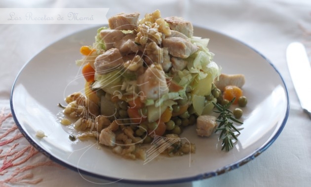 Timbal de hortalizas y pollo con vinagreta de nueces