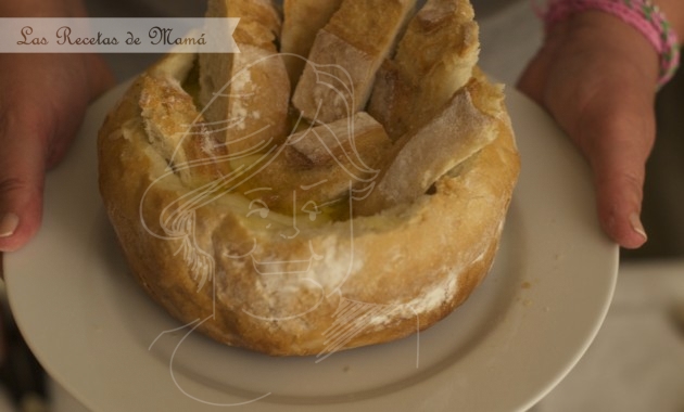 Fondue de queso en hogaza de pan. Video receta.