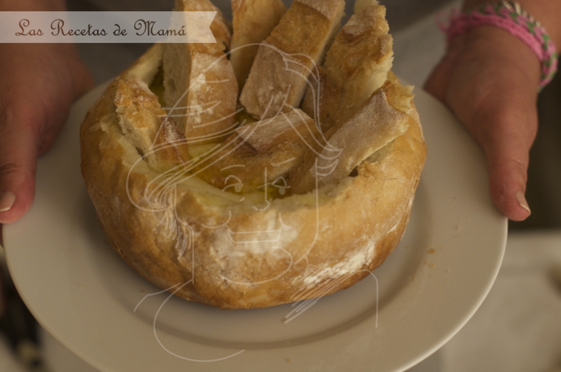 Fondue de queso en hogaza de pan. Video receta.