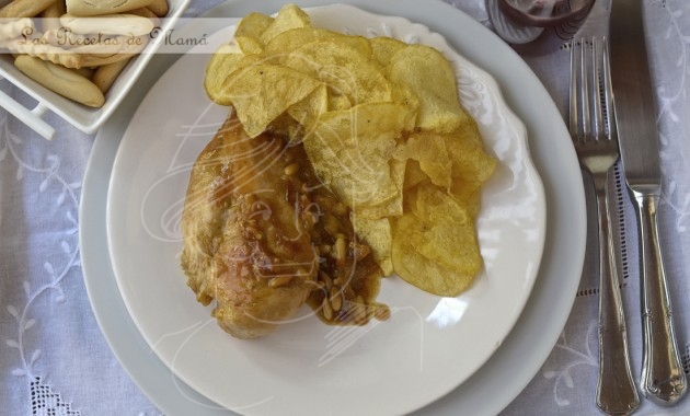 Receta de pollo encebollado en salsa de piñones