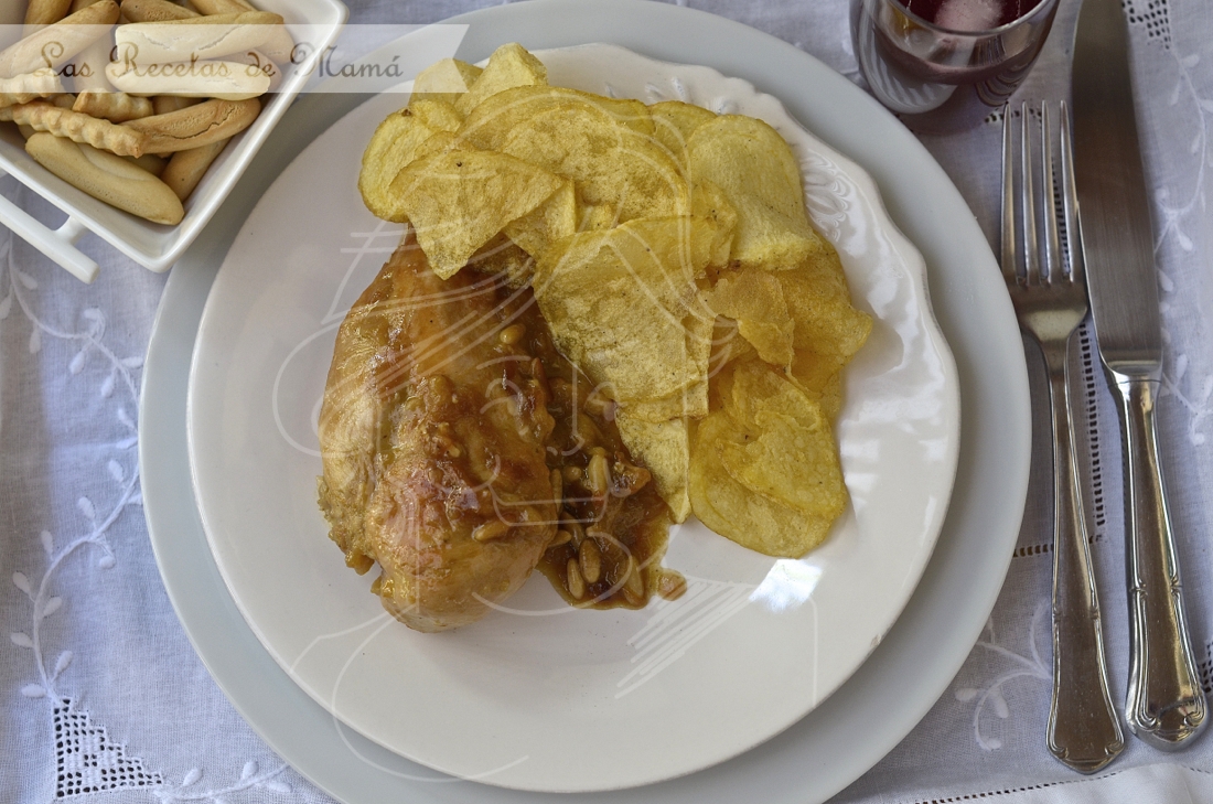 Receta de pollo encebollado en salsa de piñones