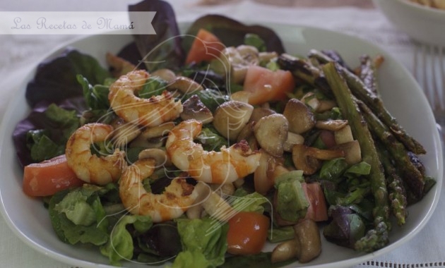Ensalada templada de langostinos y champiñón. Video receta