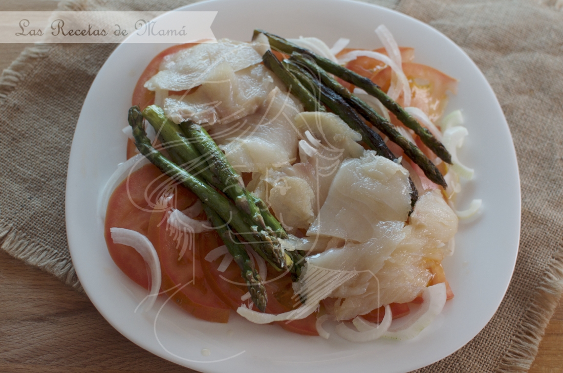 Ensalada templada de bacalao ahumado y espárragos. Video receta